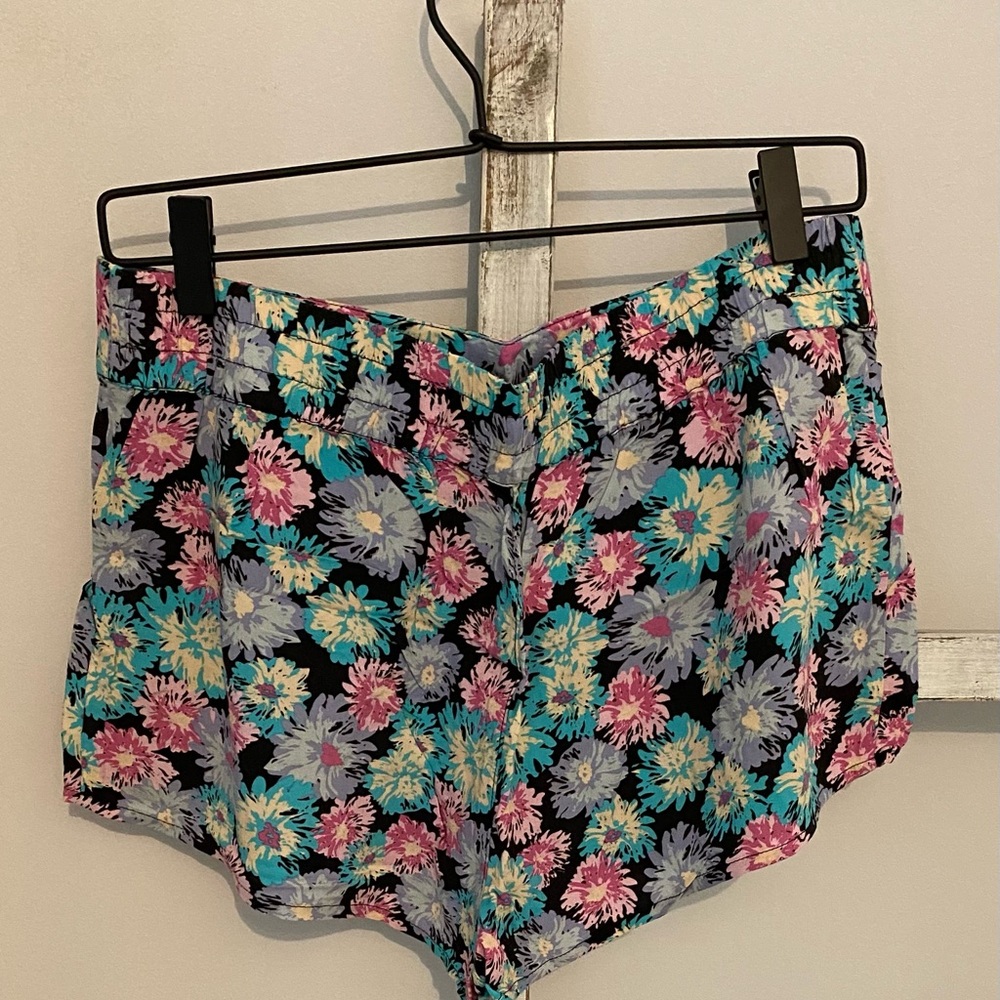 Shorts - Picture 3 of 3